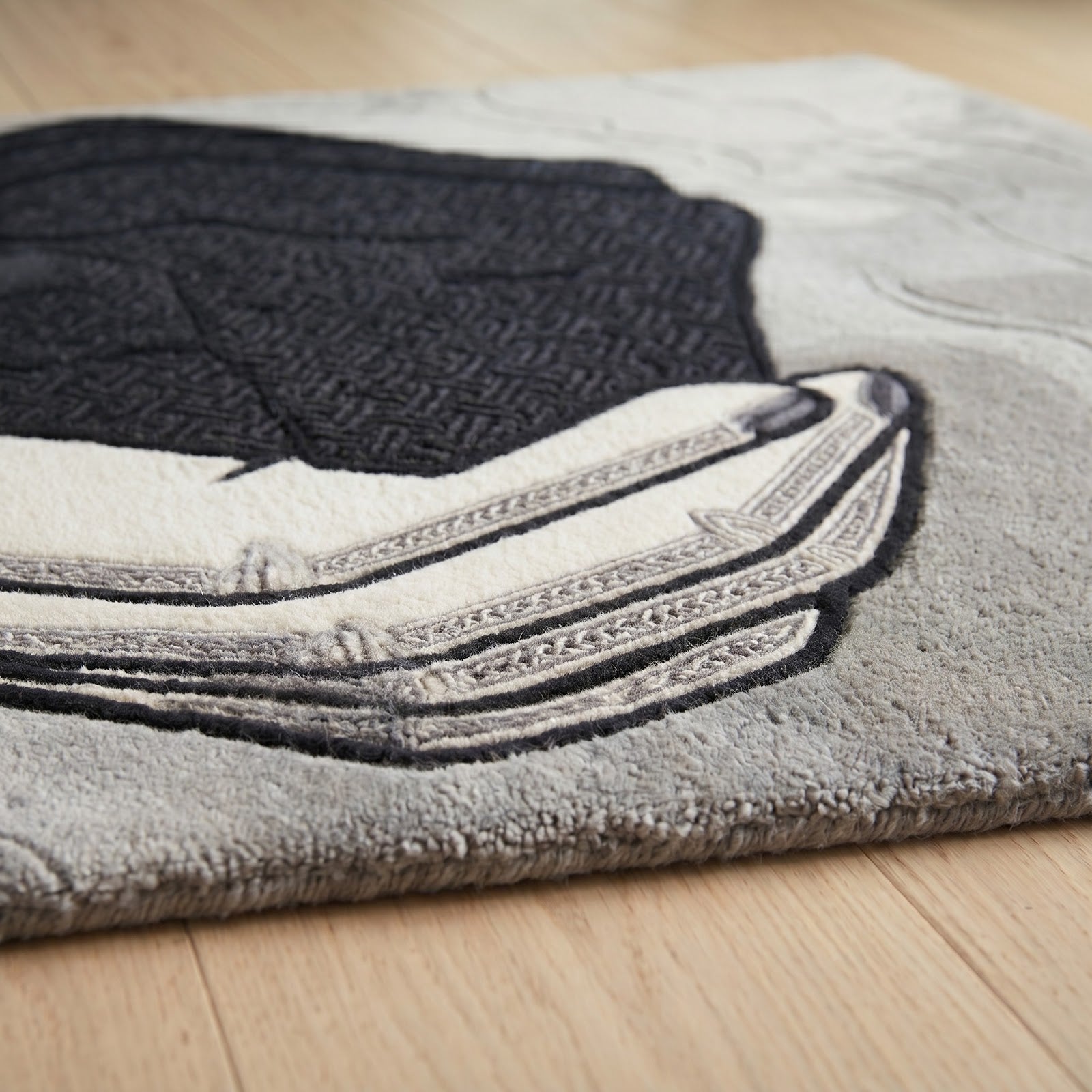 Abstract Hand Tufted Wool Rug | Modern Monochrome Art Rug with Interlocking Hands Design — 2x3 ft'