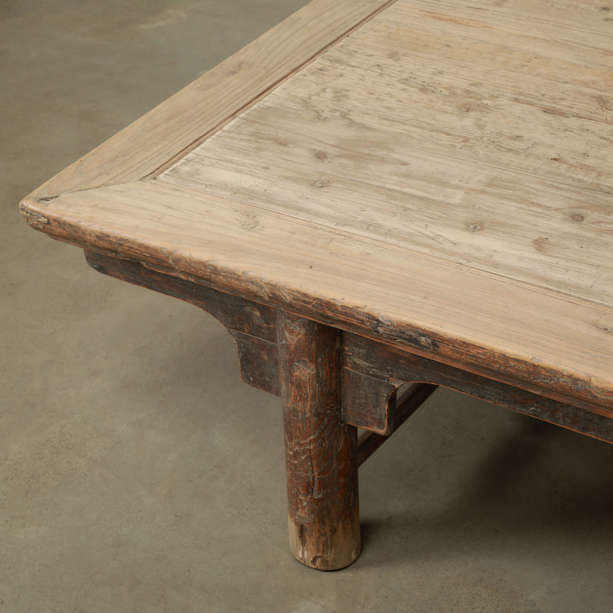 Vintage Extra Large Coffee Table with Round Legs 88.19W43.31D18.11H