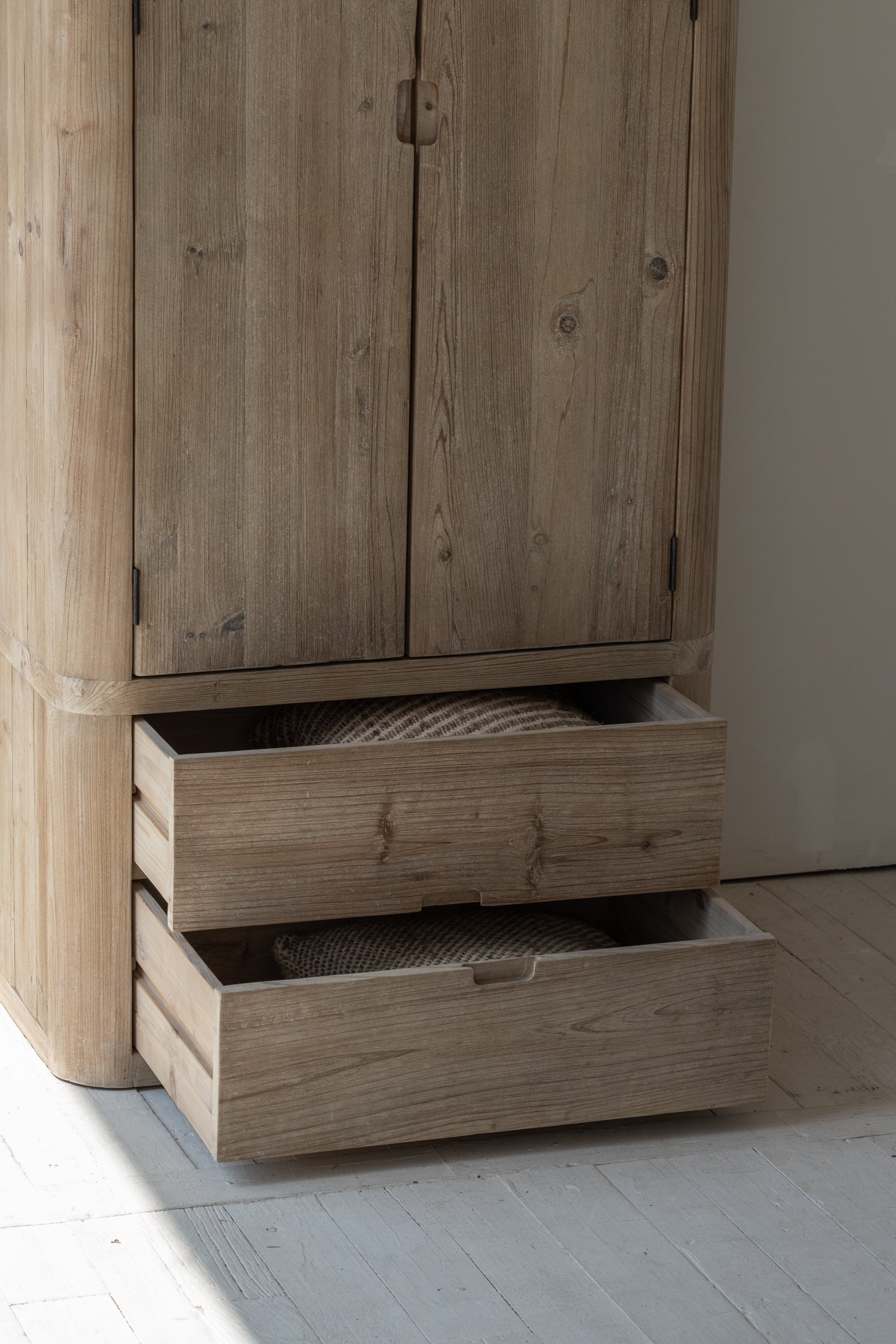 Gaia Armoire image 4