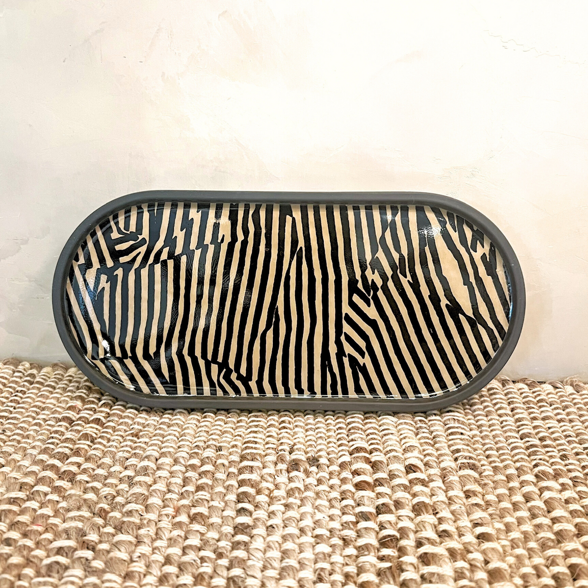 Avant Graphic Lacquered Oval Tray - Source by Studio Skara, view 4