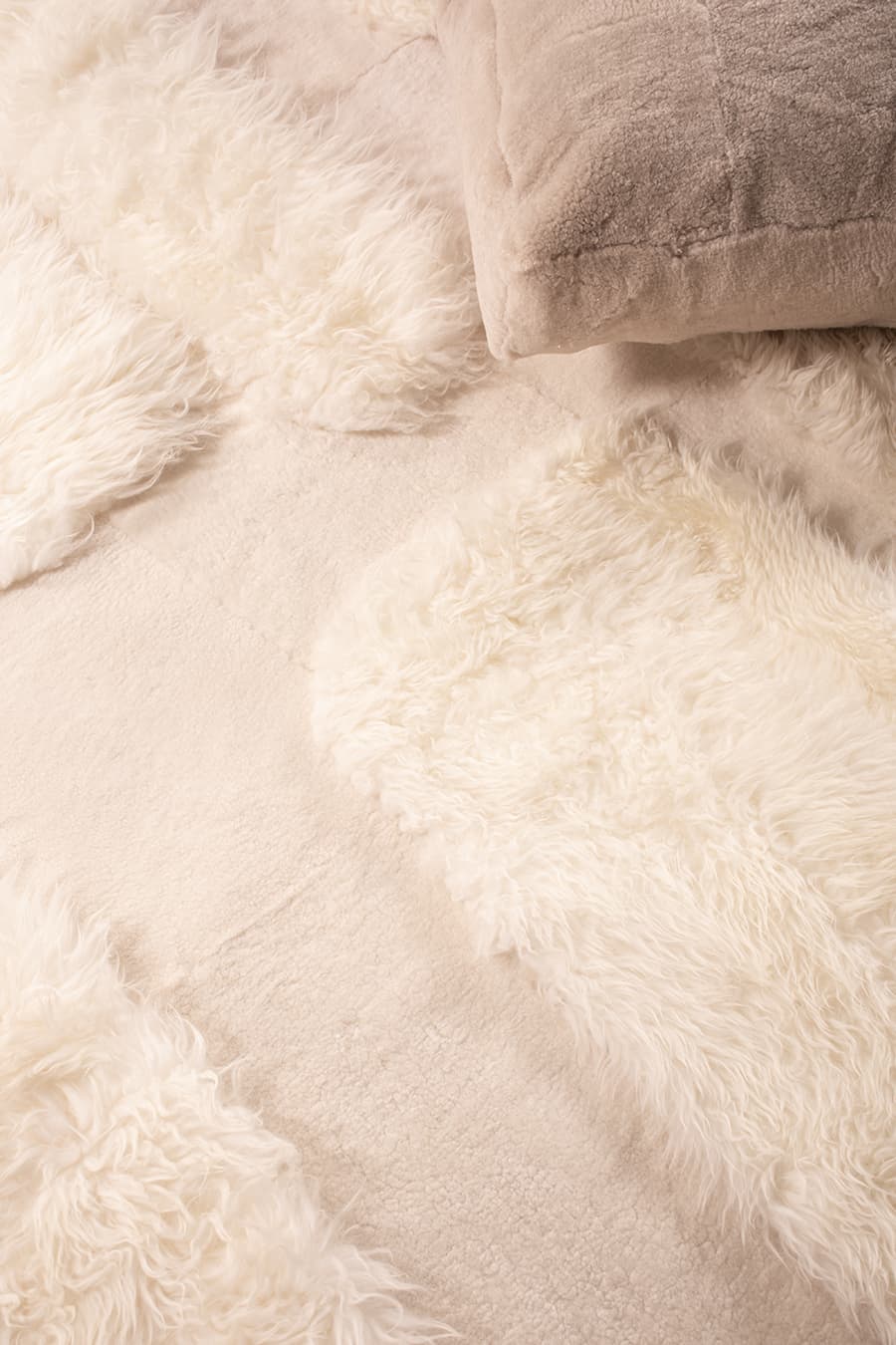 HOLLAND – Oversized Shearling Wool Rug - Homelosophy