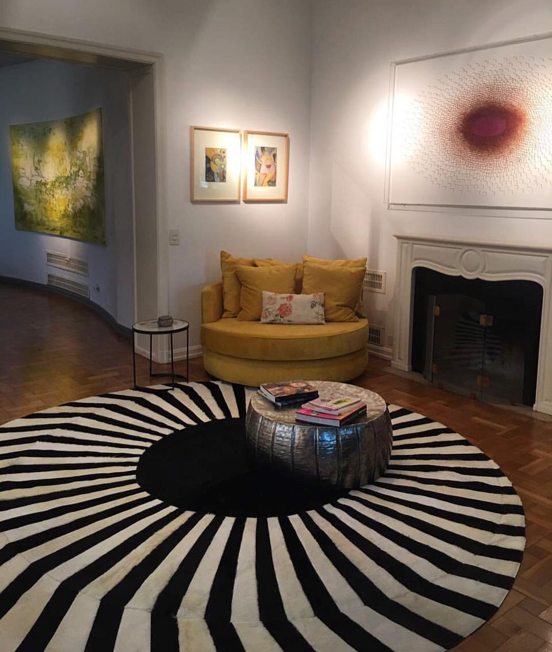 JAPAN SUN – Round Cowhide Rug in Black and White for Trade Professionals - Homelosophy