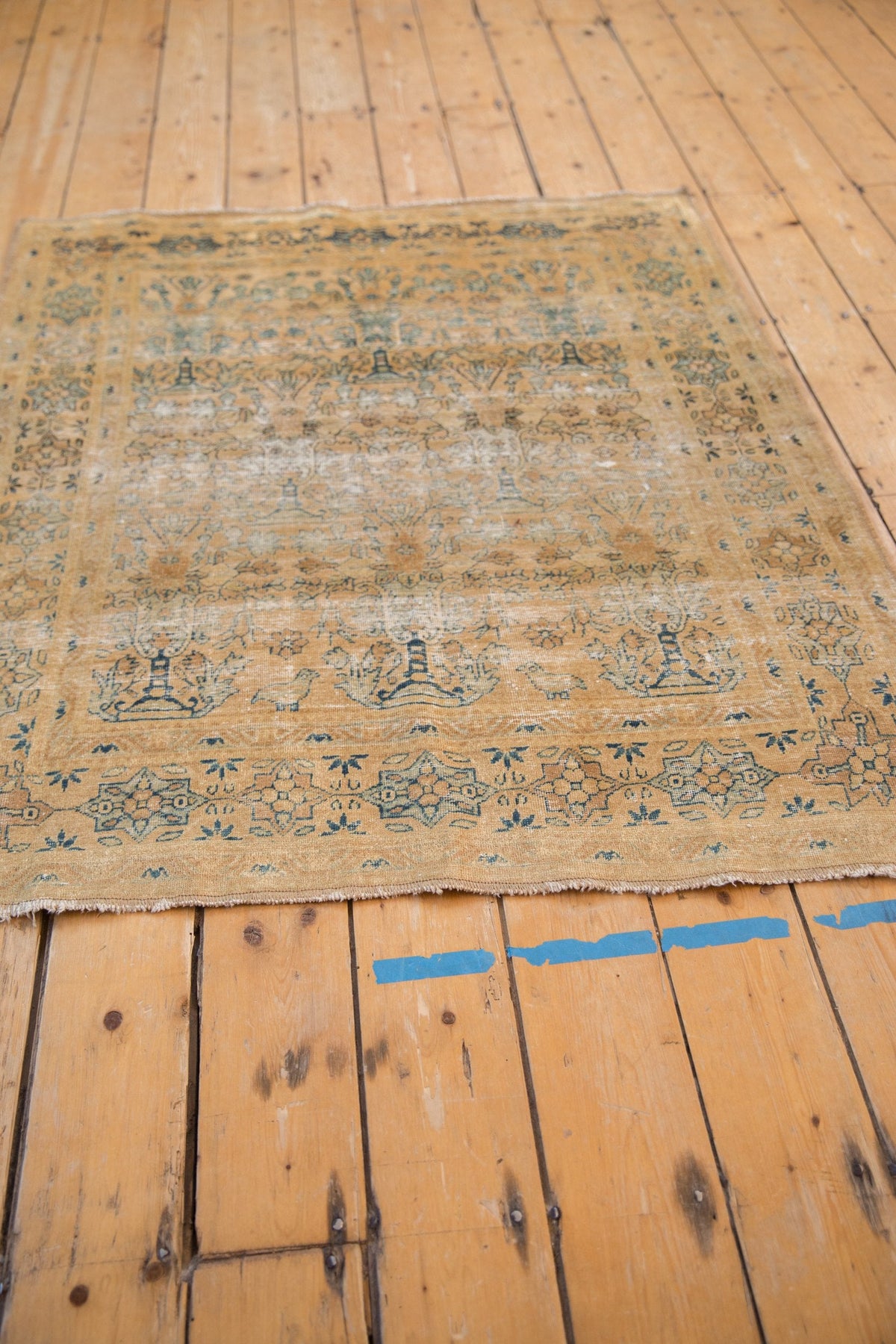 4x4.5 Vintage Distressed Meshed Square Rug