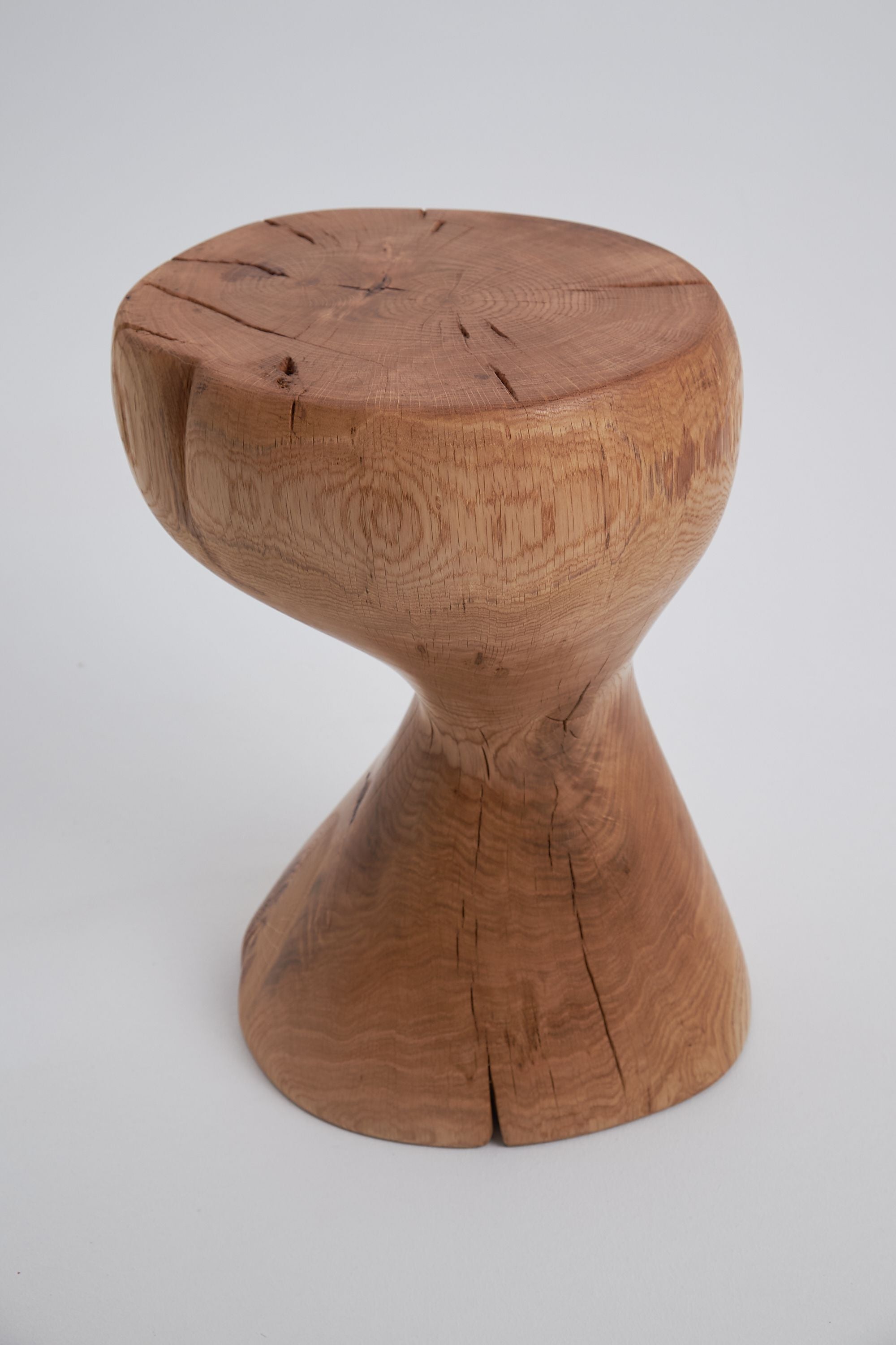 Leszy, Elegant Hourglass Stool ������������������������������������������������������������������������������������������������������������������������������������������������������������������������������������������������������������������������������������������������������������������������������������������������������������������������������������������������������������������������������������������������������������