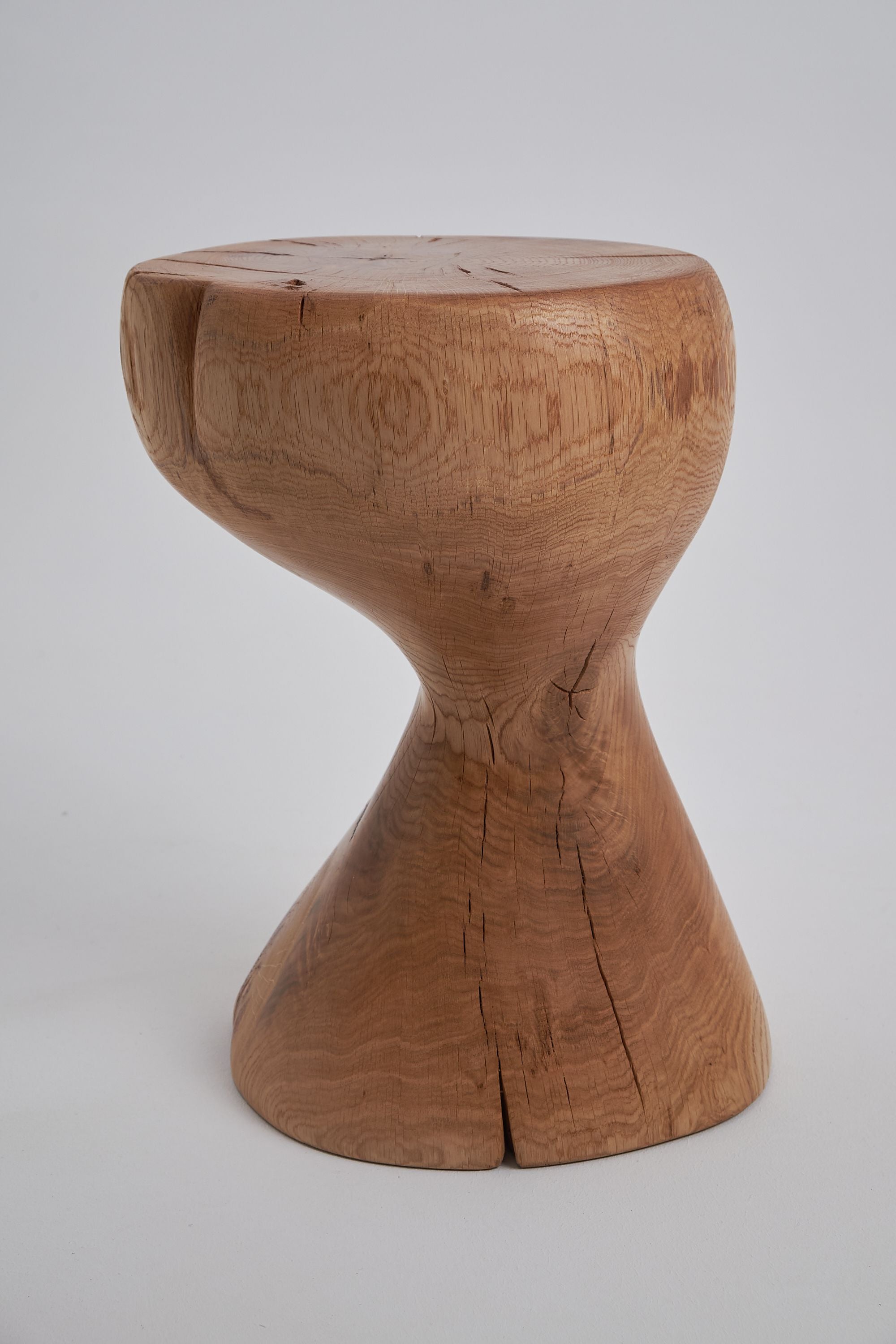 Leszy, Elegant Hourglass Stool ������������������������������������������������������������������������������������������������������������������������������������������������������������������������������������������������������������������������������������������������������������������������������������������������������������������������������������������������������������������������������������������������������������