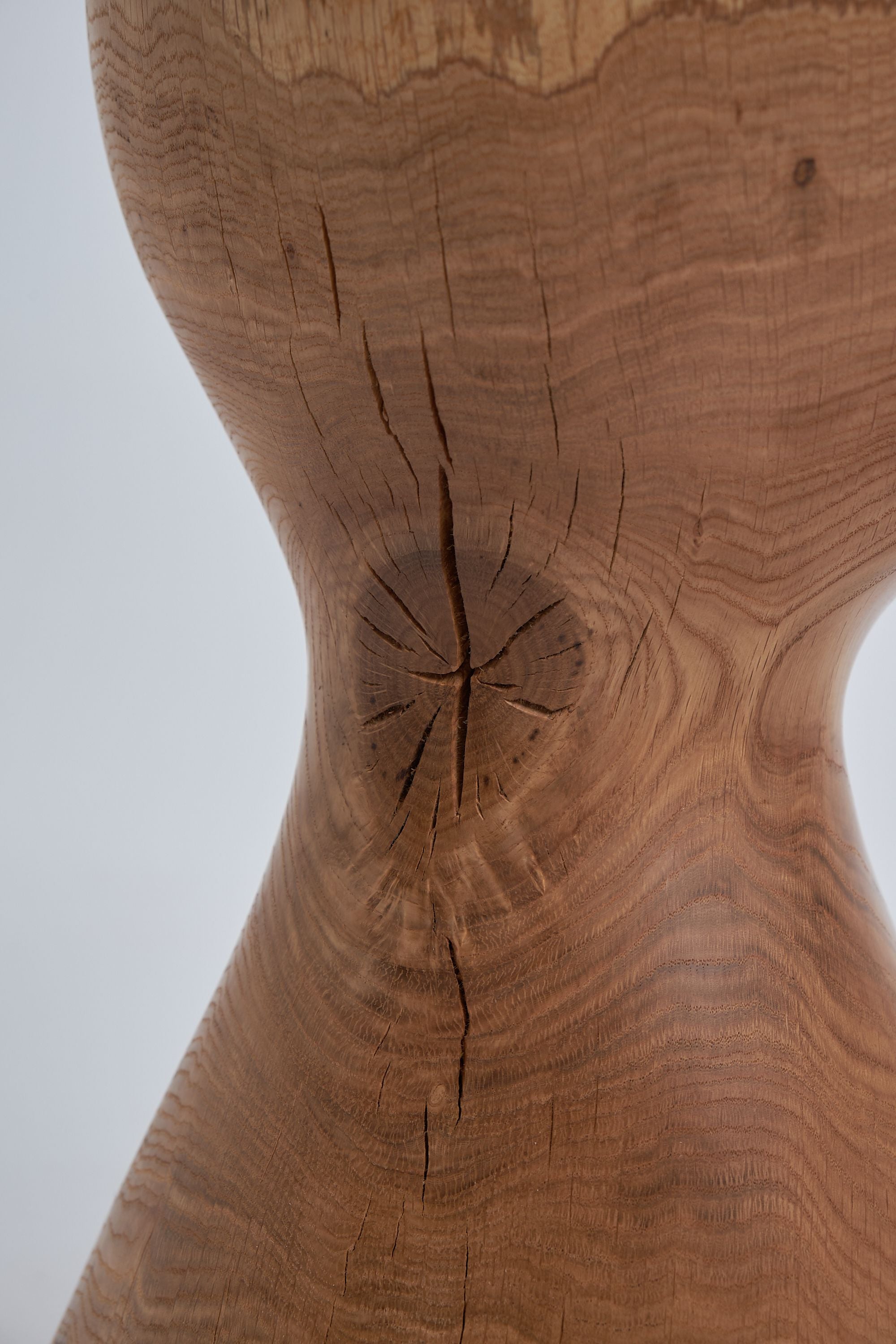 Leszy, Elegant Hourglass Stool ������������������������������������������������������������������������������������������������������������������������������������������������������������������������������������������������������������������������������������������������������������������������������������������������������������������������������������������������������������������������������������������������������������������������������