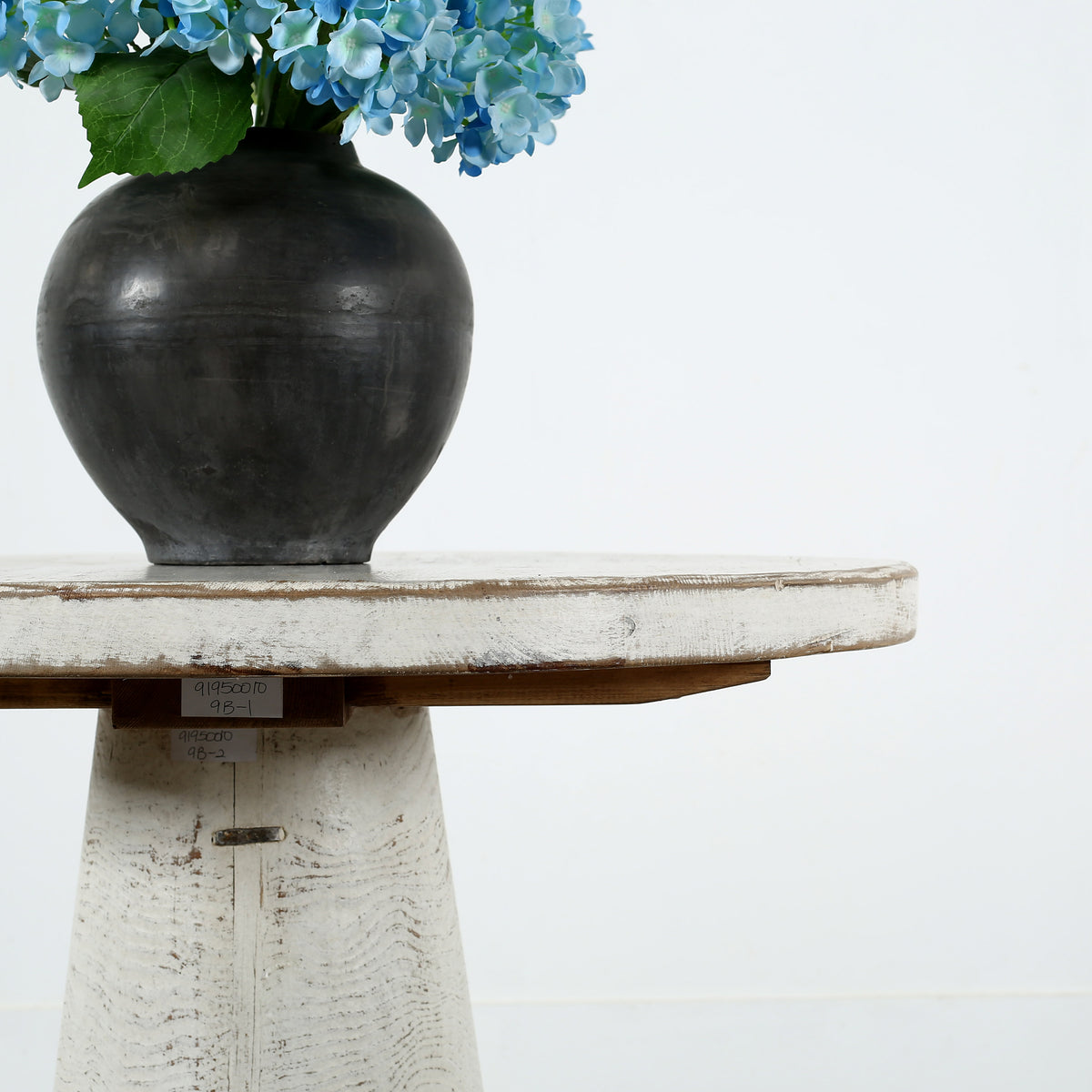 Catania 32" Round Table Distressed White