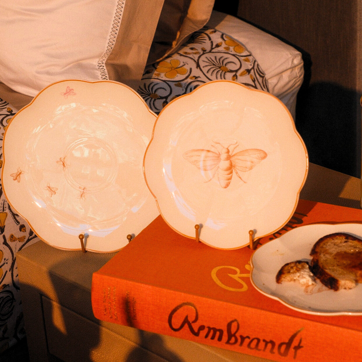 Bumble Voyage Scalloped Dinner Plate - Set of 4 (+1 Bonus Plate)