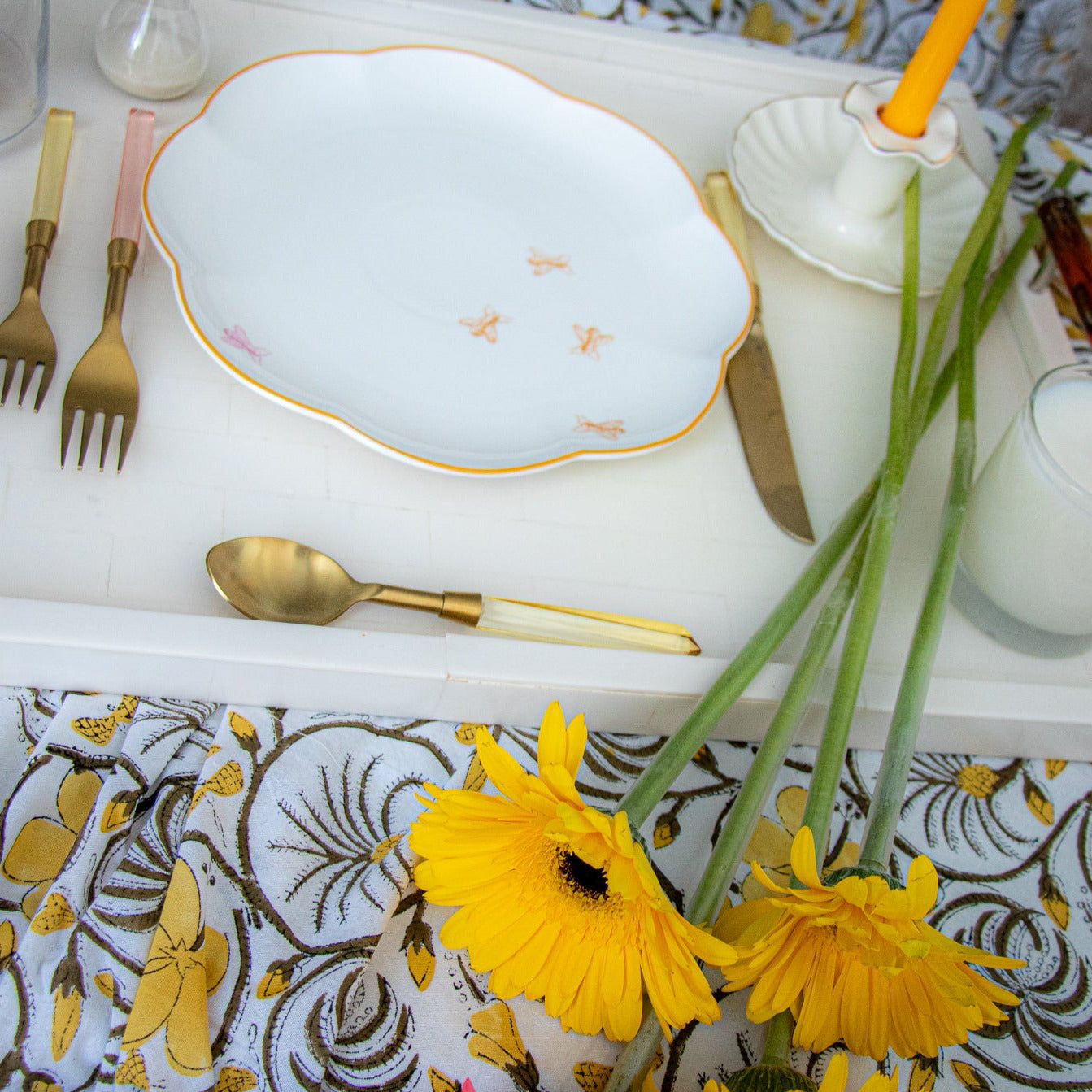 Bumble Voyage Scalloped Dinner Plate - Case of 12 Plates (+3 Bonus Plates)