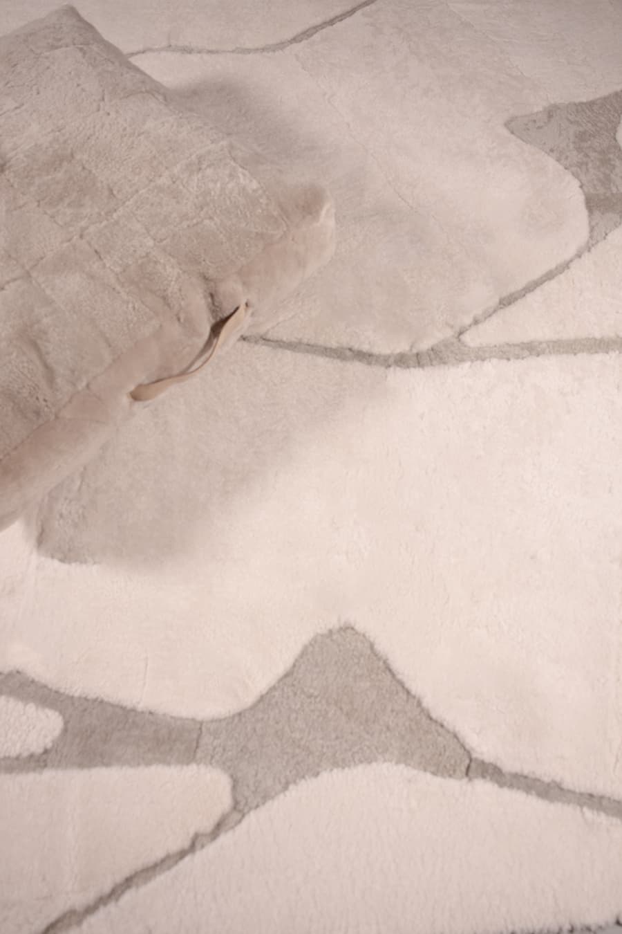 GLIMPSE – White Sheepskin Rug for Modern Interiors - Homelosophy, view 7