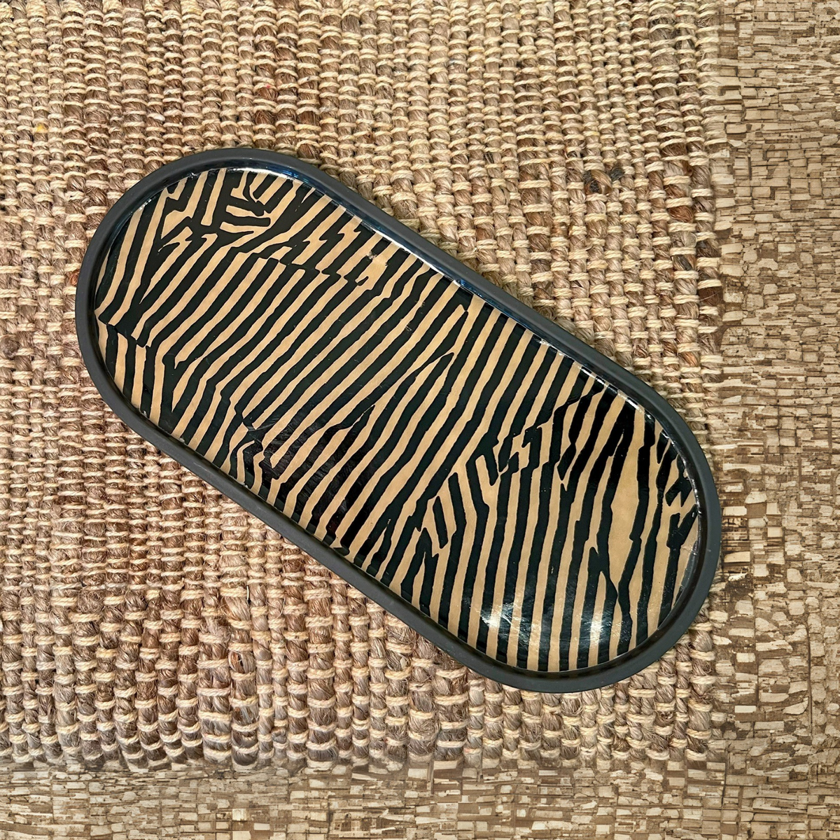 Avant Graphic Lacquered Oval Tray - Source by Studio Skara, view 2
