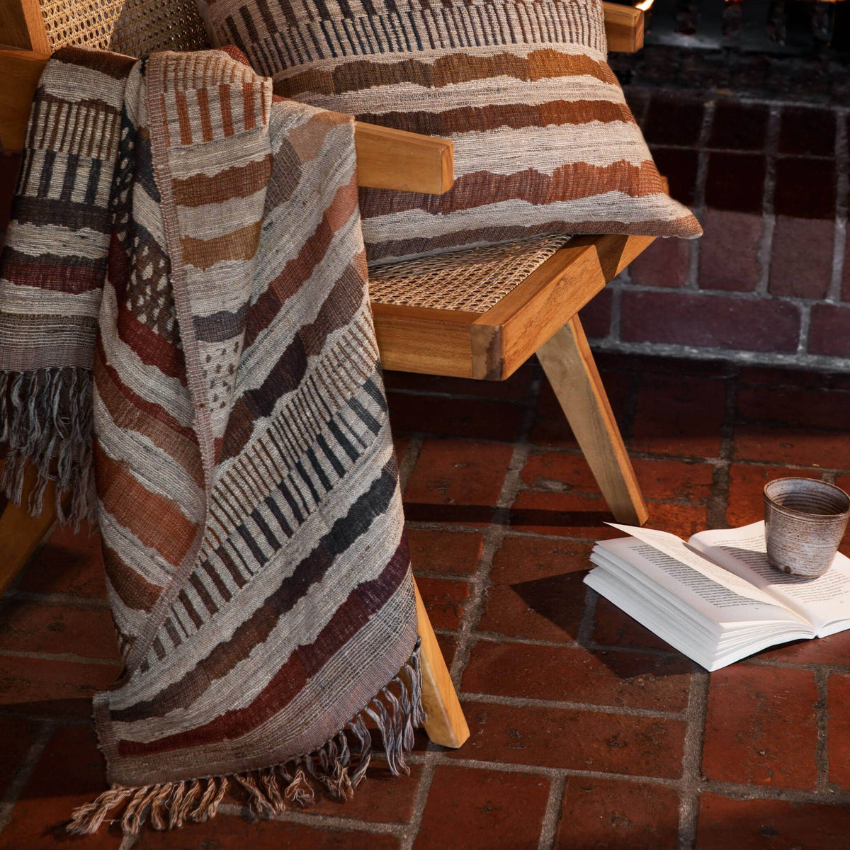 Bauhaus Throw - Source by Studio Skara, view 2